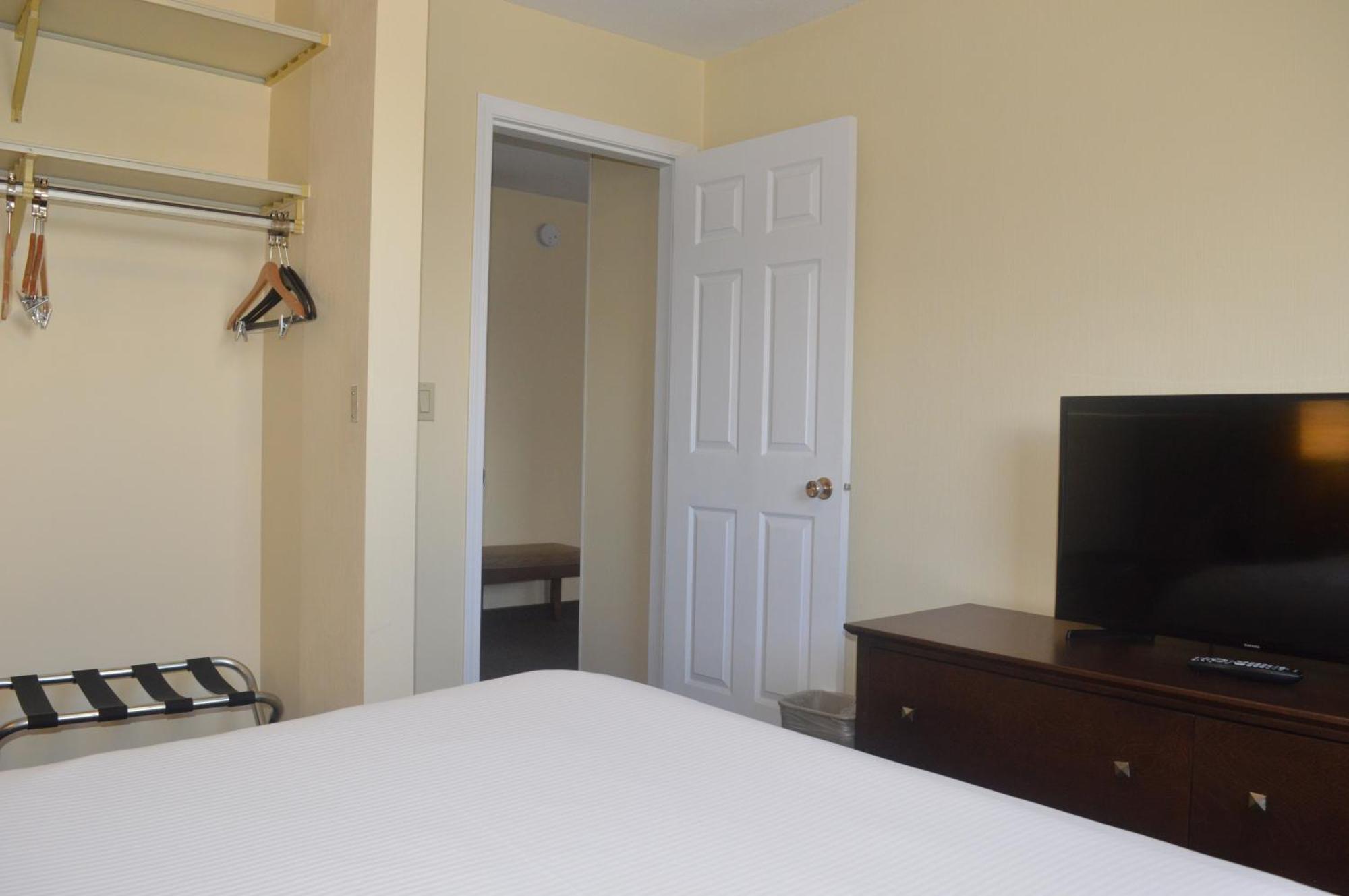 Siesta Suites Келоуна Экстерьер фото