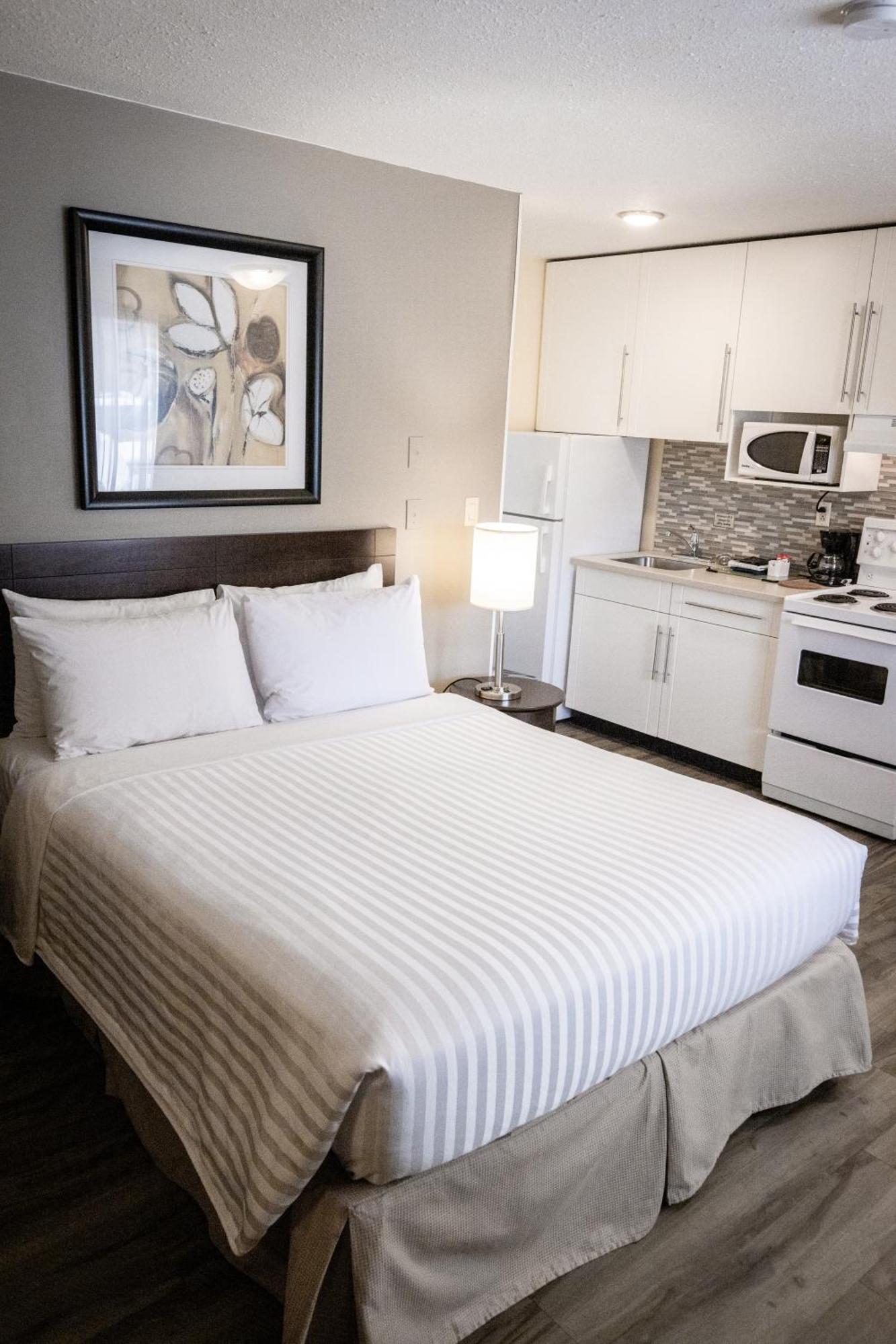 Siesta Suites Келоуна Экстерьер фото