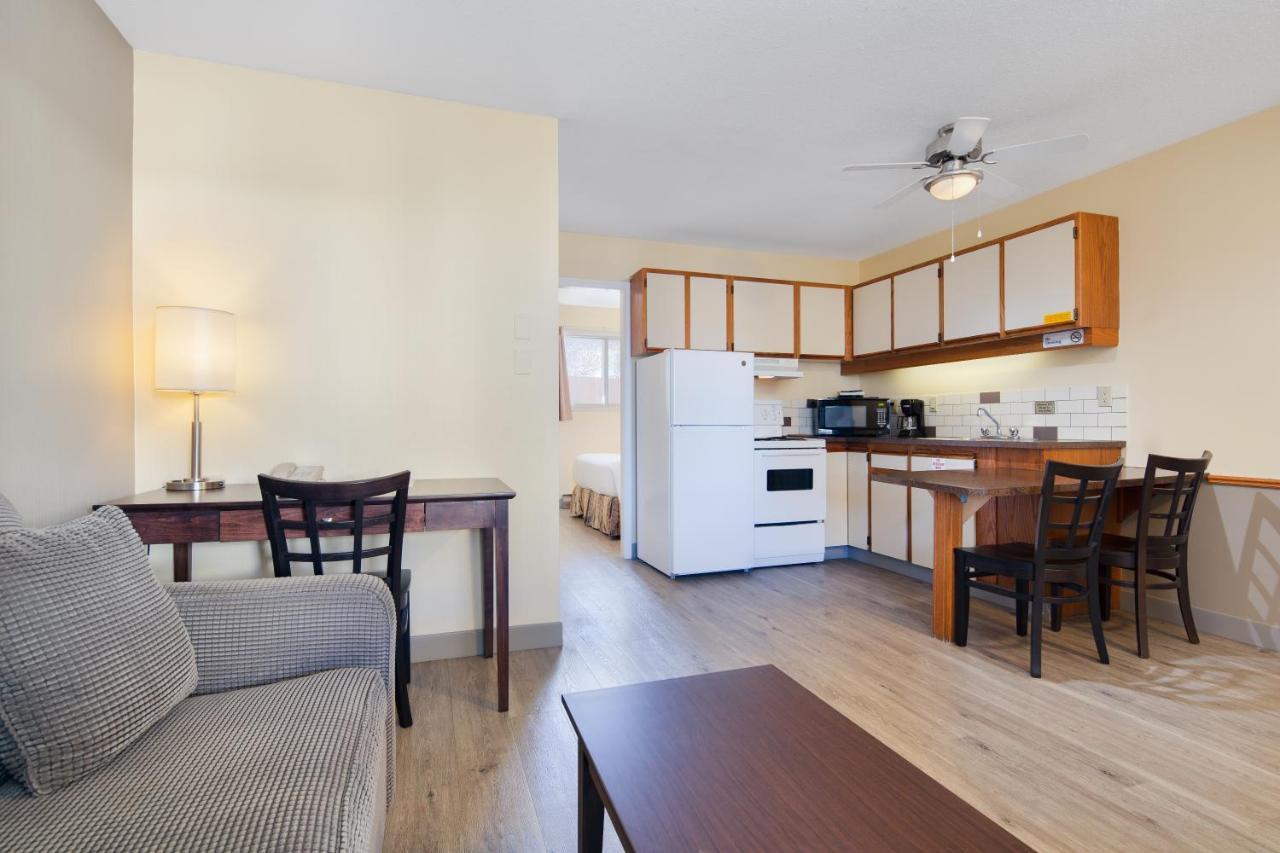Siesta Suites Келоуна Экстерьер фото